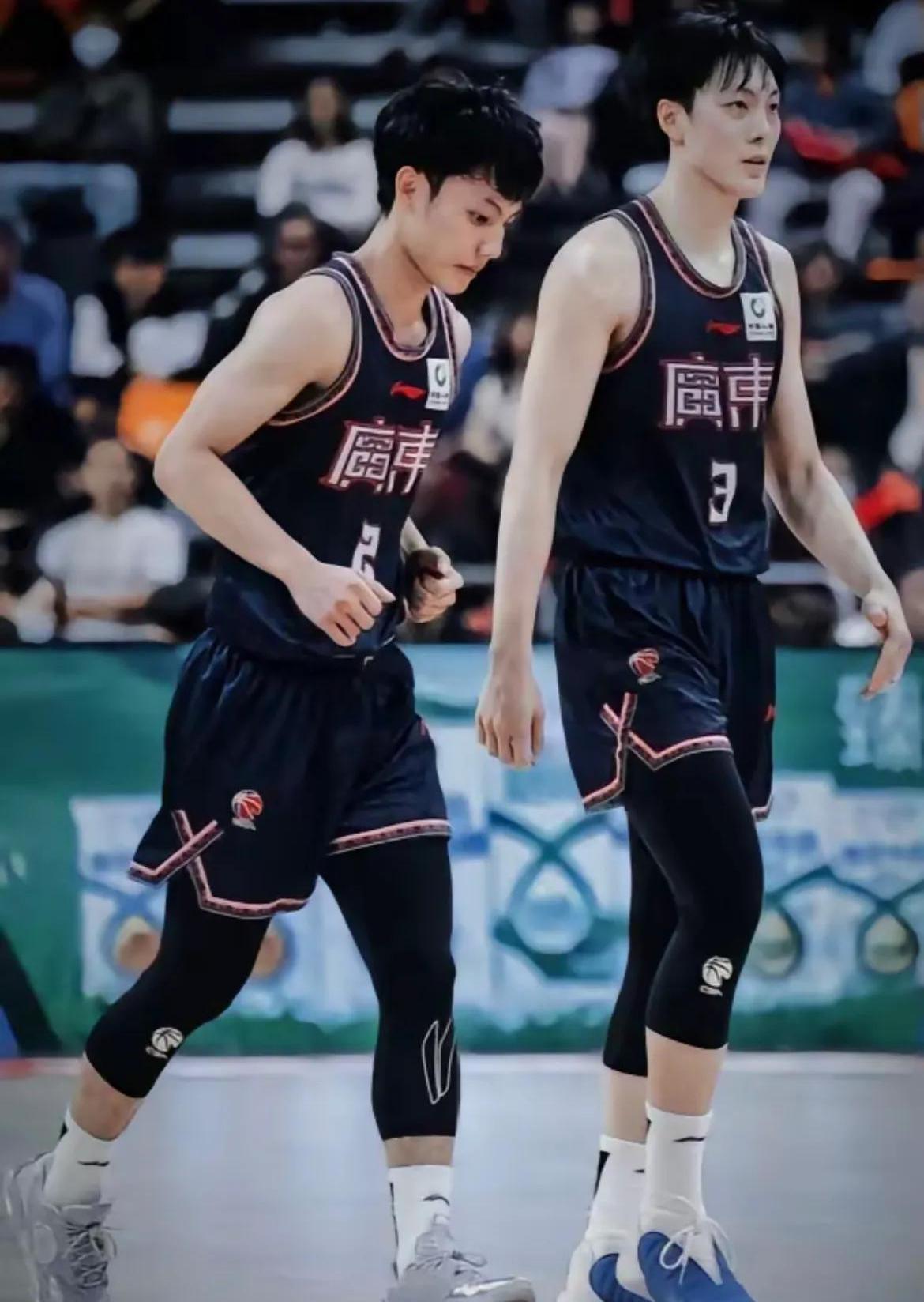 aoa体育活动-球场上风云突变，两队实力悬殊