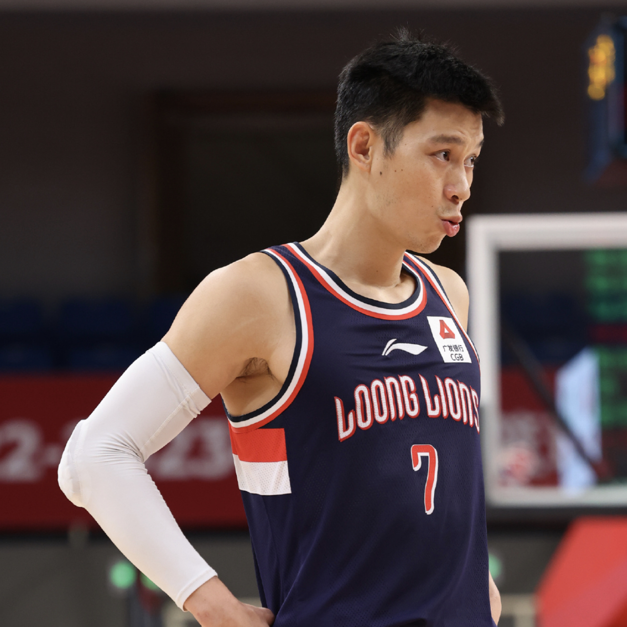 aoa体育课程-林书豪在赛场上独领风骚，球迷惊呼不已的简单介绍