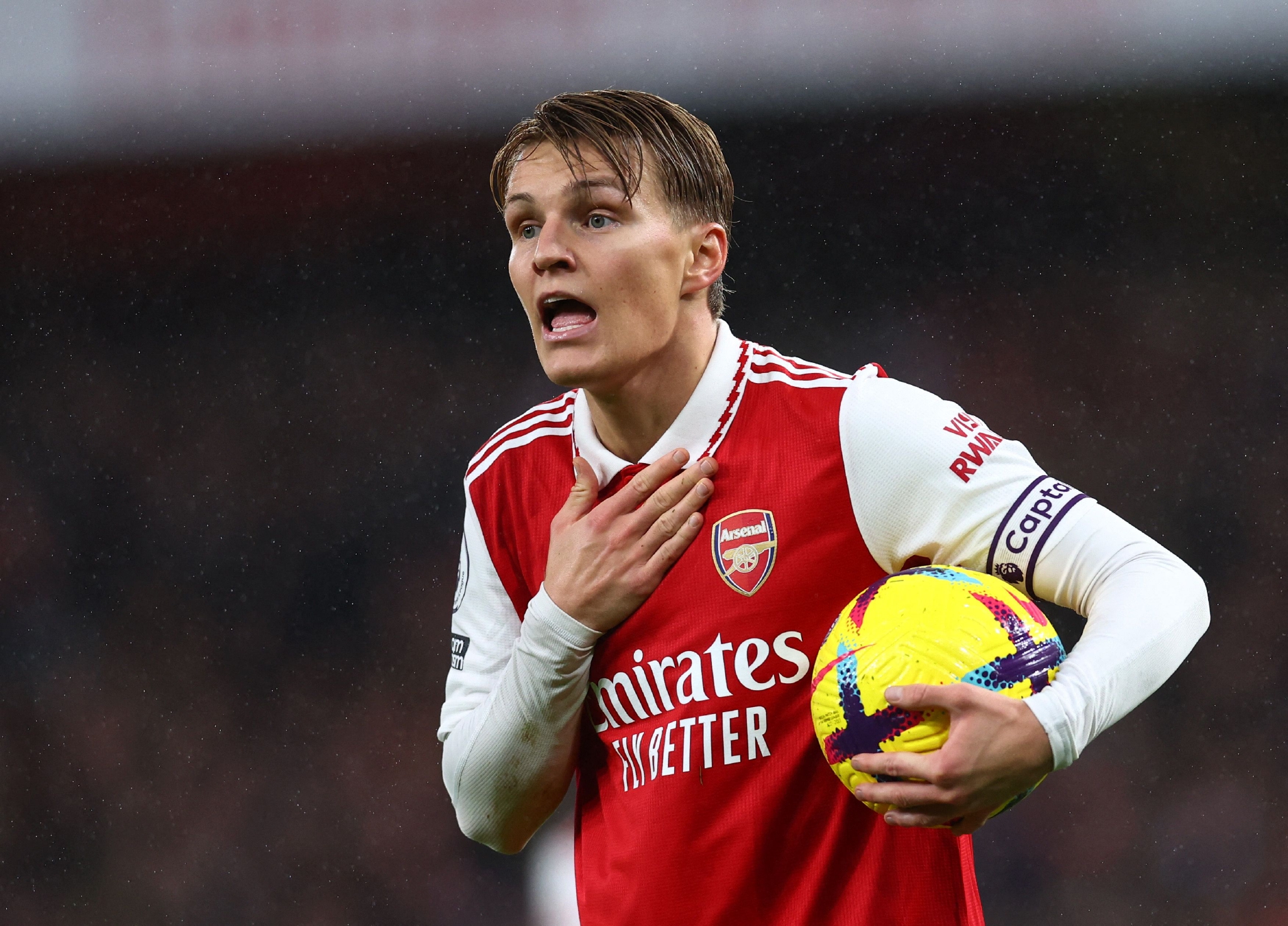 包含阿森纳教练组面临挑战，球队需要整体度过难关的词条