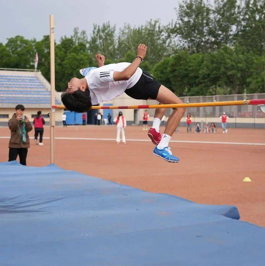aoa体育-超越自我！选手突破极限，圆满完成比赛