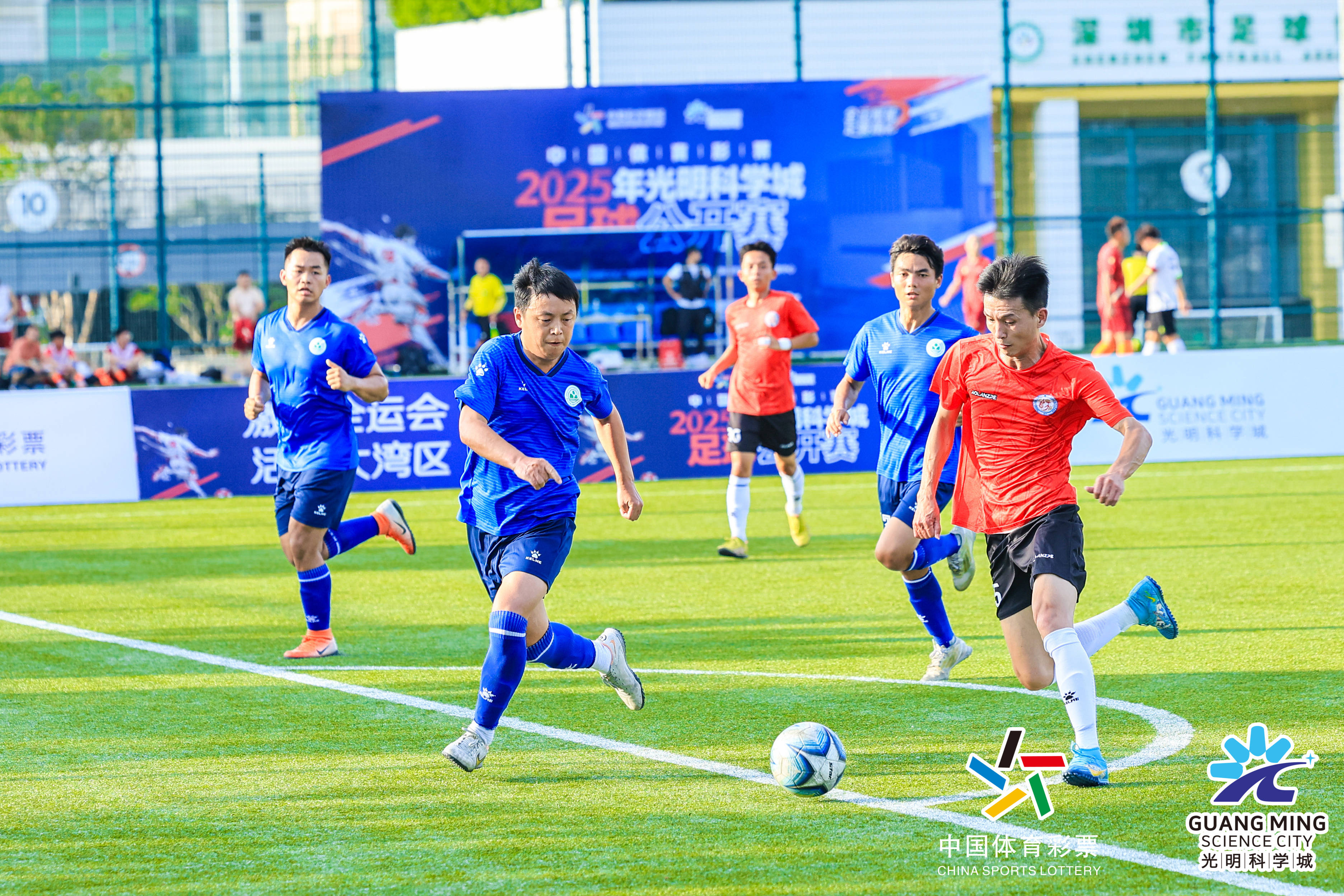 流行的足球比赛即将在不同的城市展开