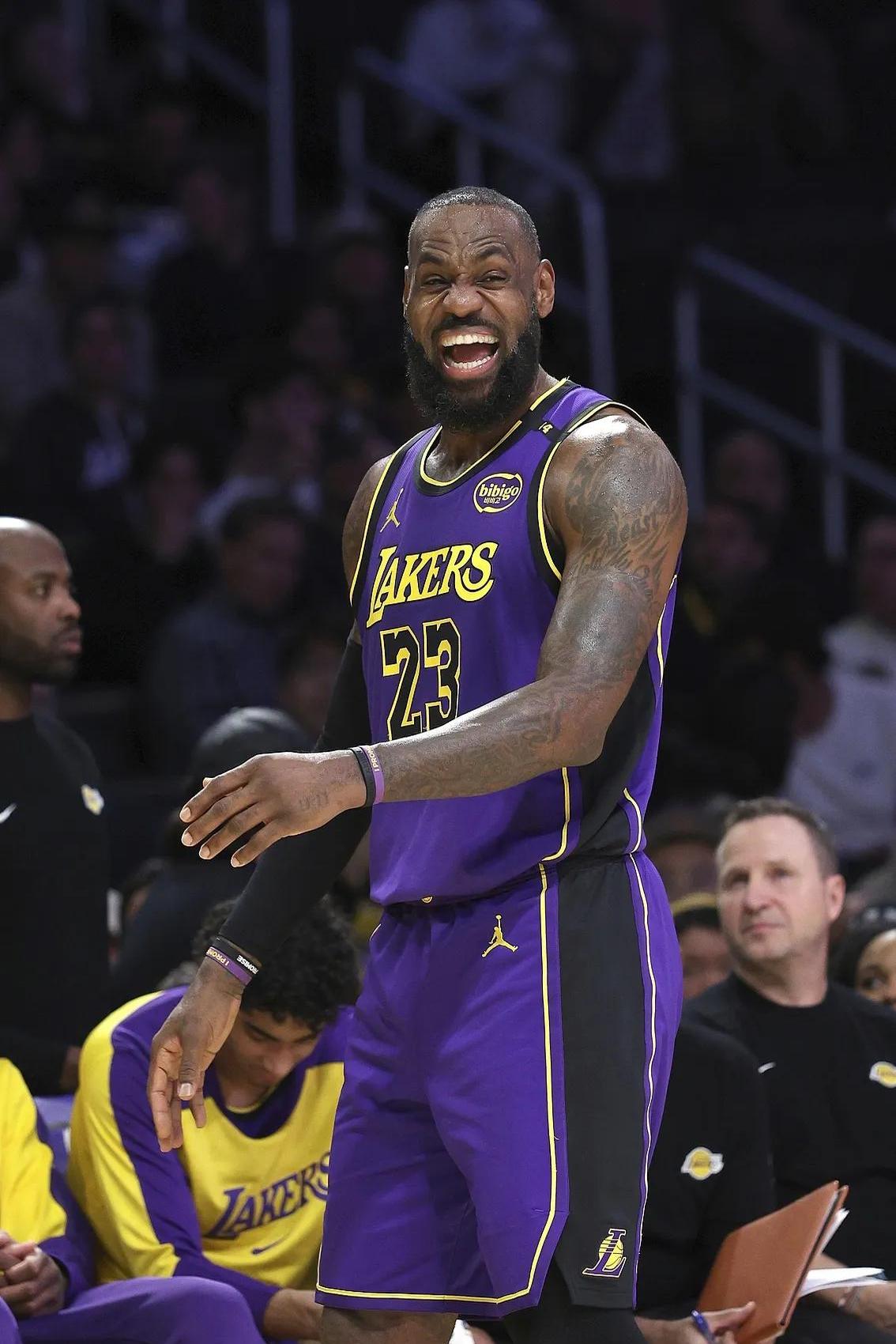 詹姆斯复出首秀获胜，湖人队保持不败的简单介绍