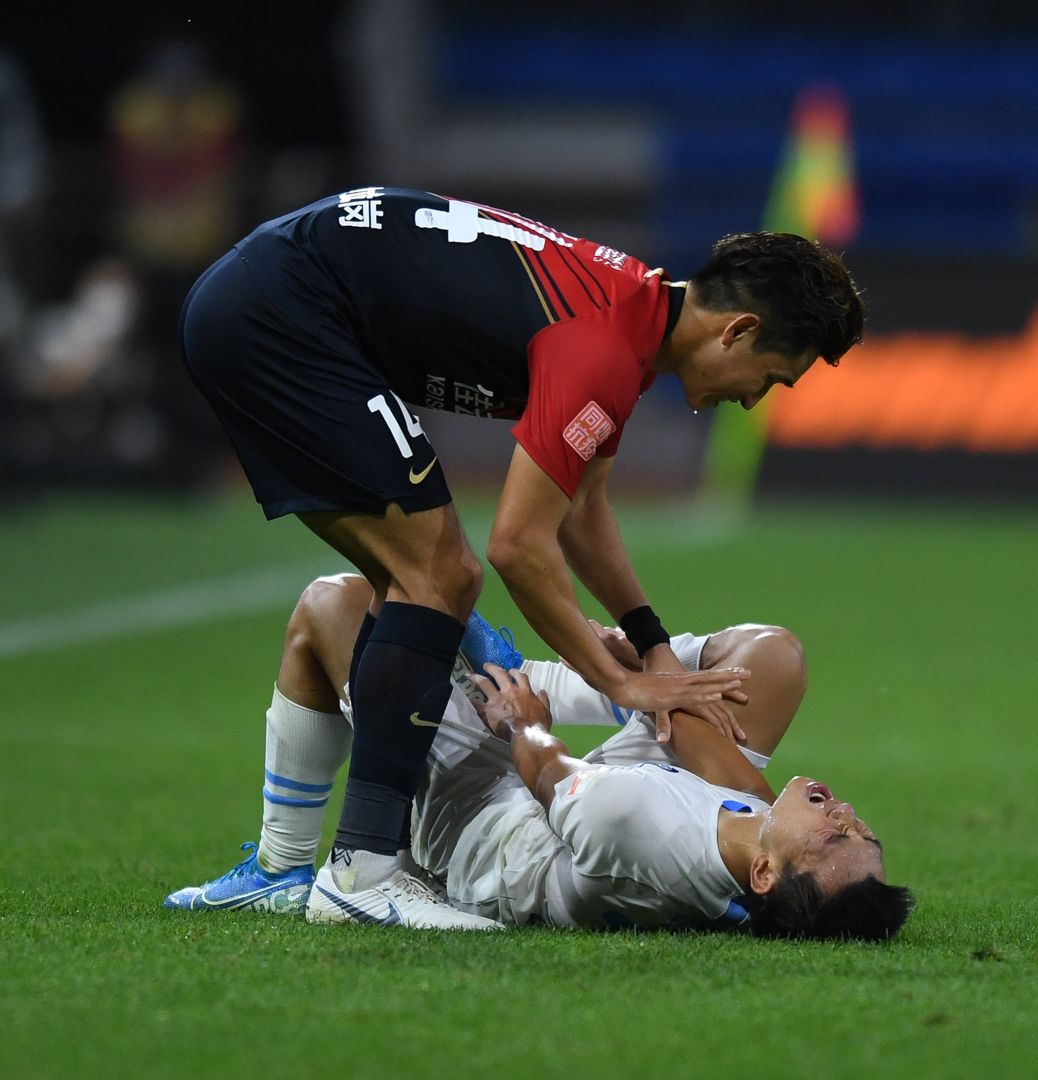 包含大连一方经过惊心动魄比赛力挫深圳佳兆业的词条