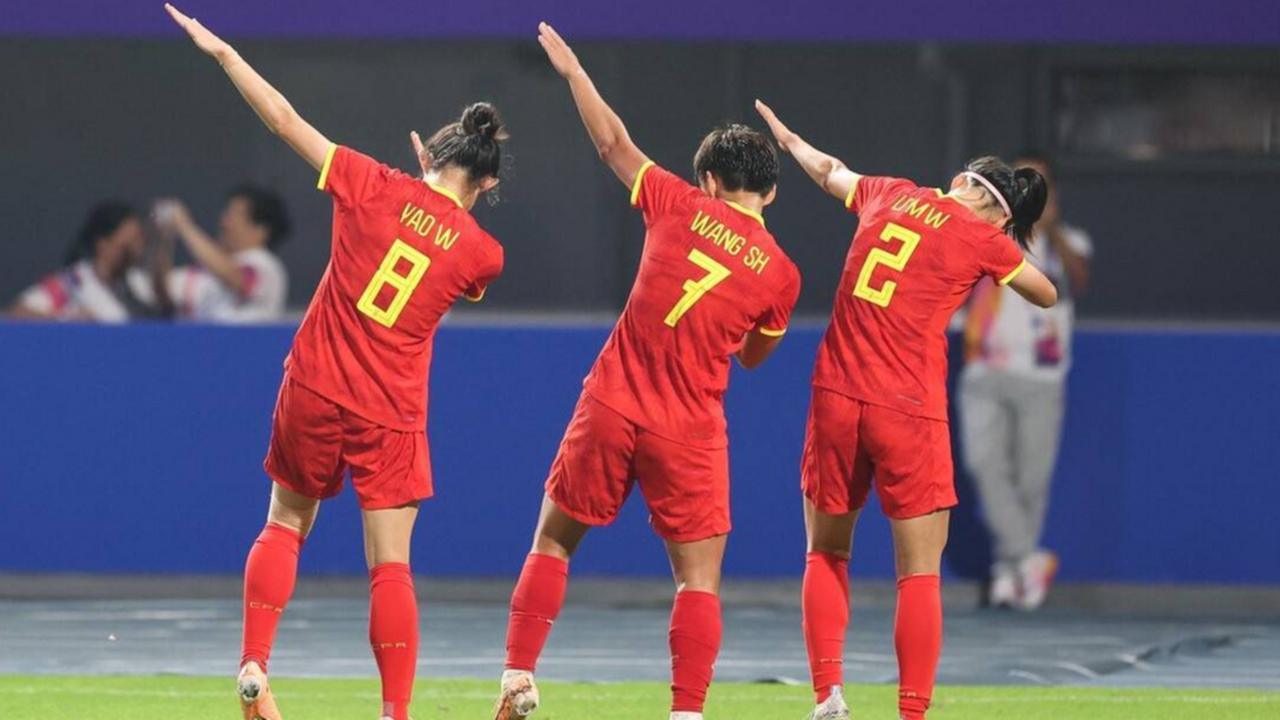 中国女足在比赛中展现出团队合作精神的简单介绍