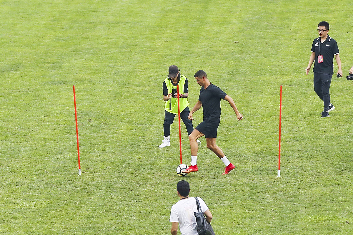 aoa体育培训-赛场上球员们的激情表现令人动容