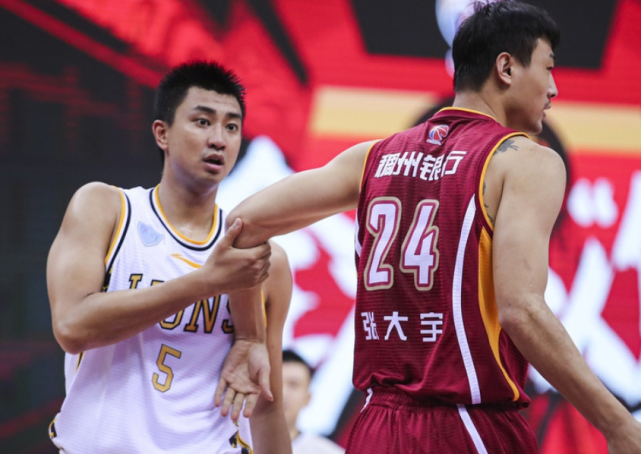 aoa体育视频-包含黄蜂全队发挥出色，联手战胜西部劲旅的词条