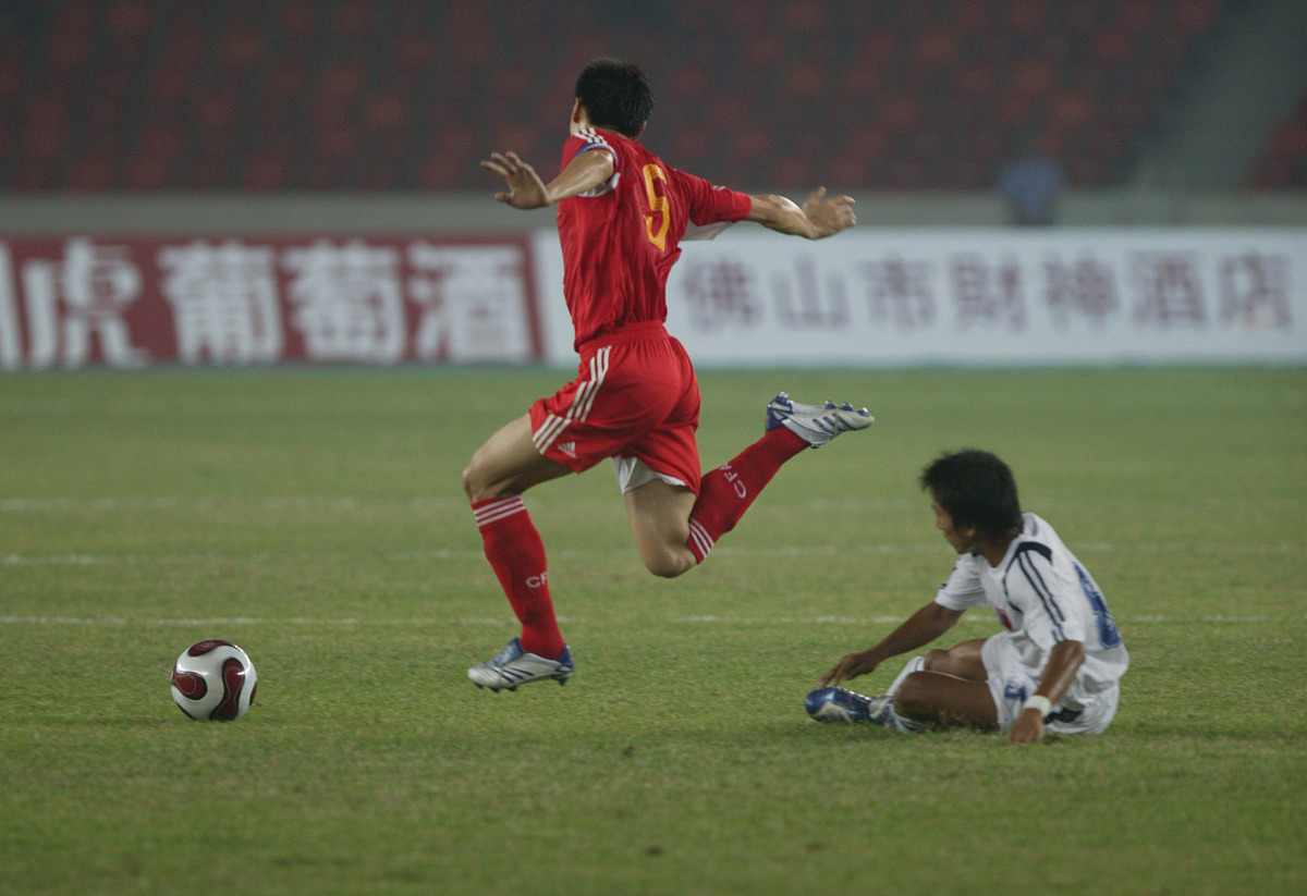 aoa体育直播-国际足球友谊赛踢出欢乐风采，中国队全力以赴
