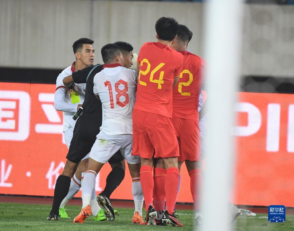 国际足球友谊赛踢出欢乐风采，中国队全力以赴