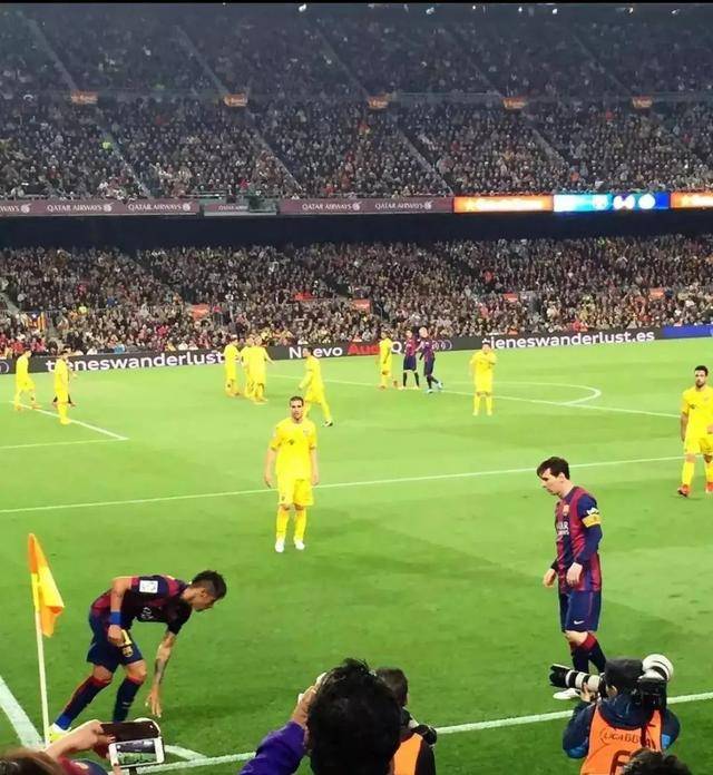 足球比赛中出现意外，现场球迷情绪激动