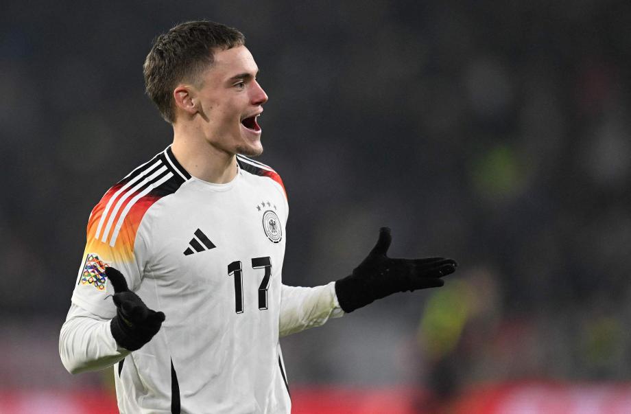 包含荷兰队球员发挥出色，带领球队取得胜利赢得掌声的词条