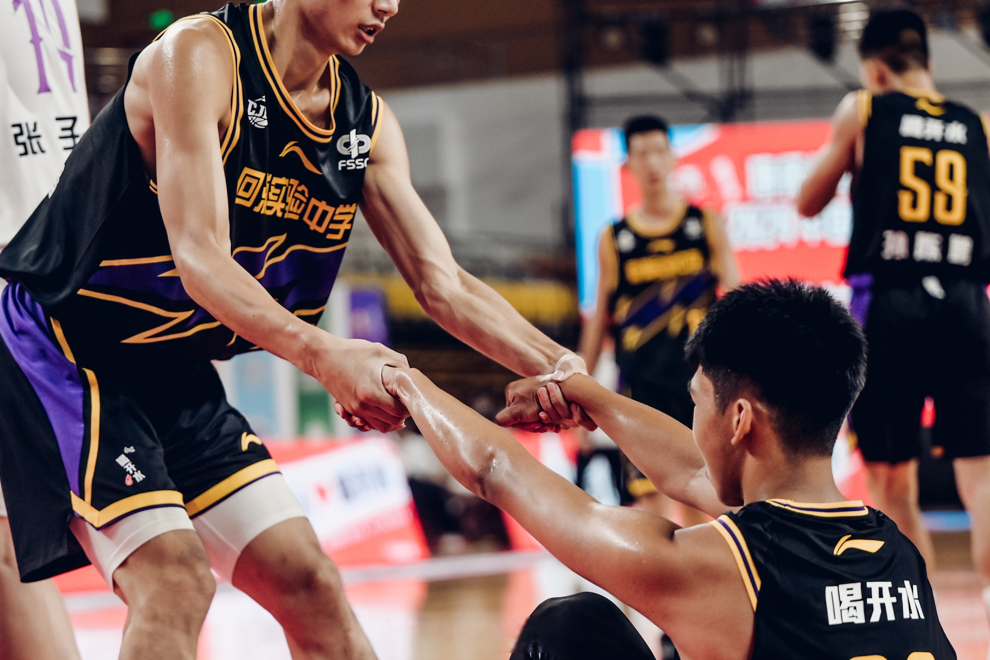 aoa体育官网-卫冕冠军在全球篮球赛事中频频获胜