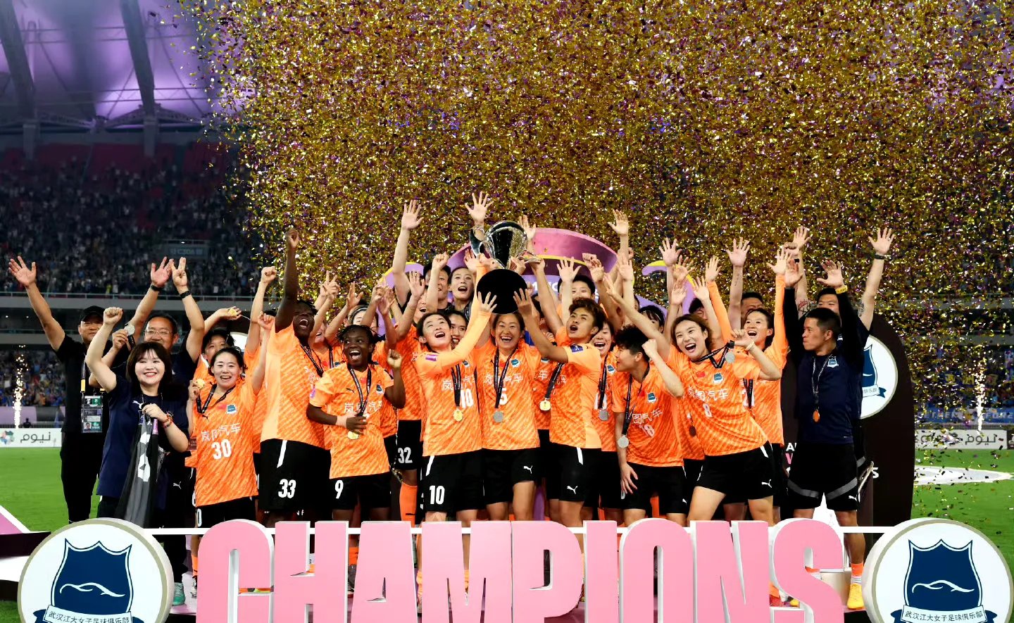 关于女子足球联赛再掀热潮，观众争相欢呼的信息