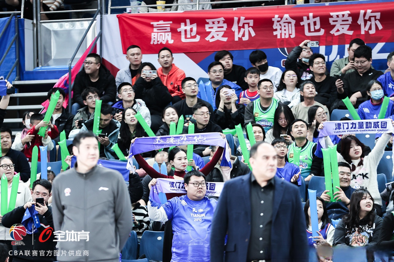 关于球迷热情支持，现场气氛热烈的信息