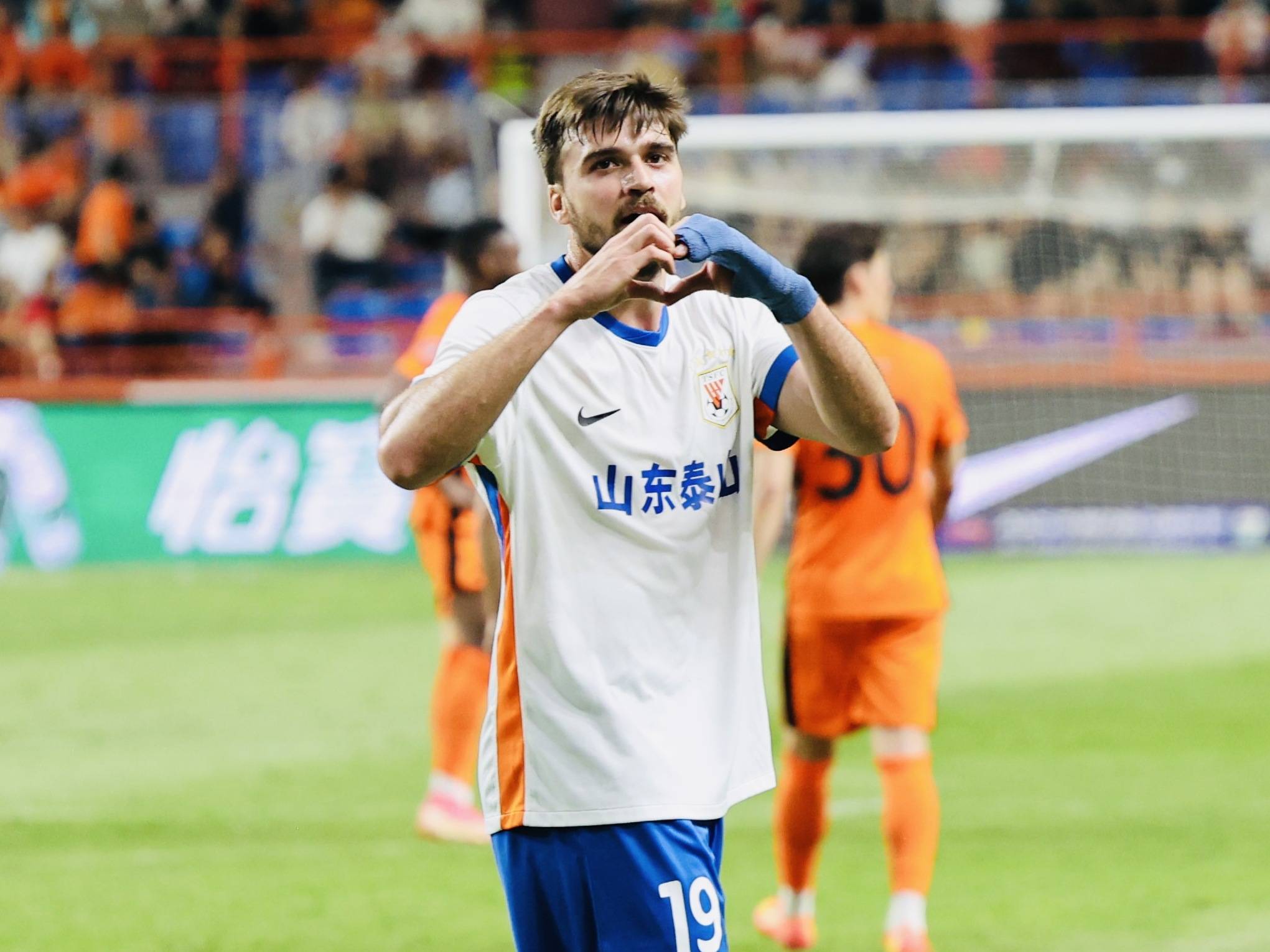 拼尽全力！球队主力球员伤愈复出为球队贡献之巅的简单介绍