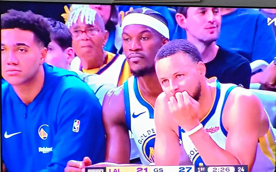 包含勇士再胜湖人保住榜首，库里砍下高分的词条