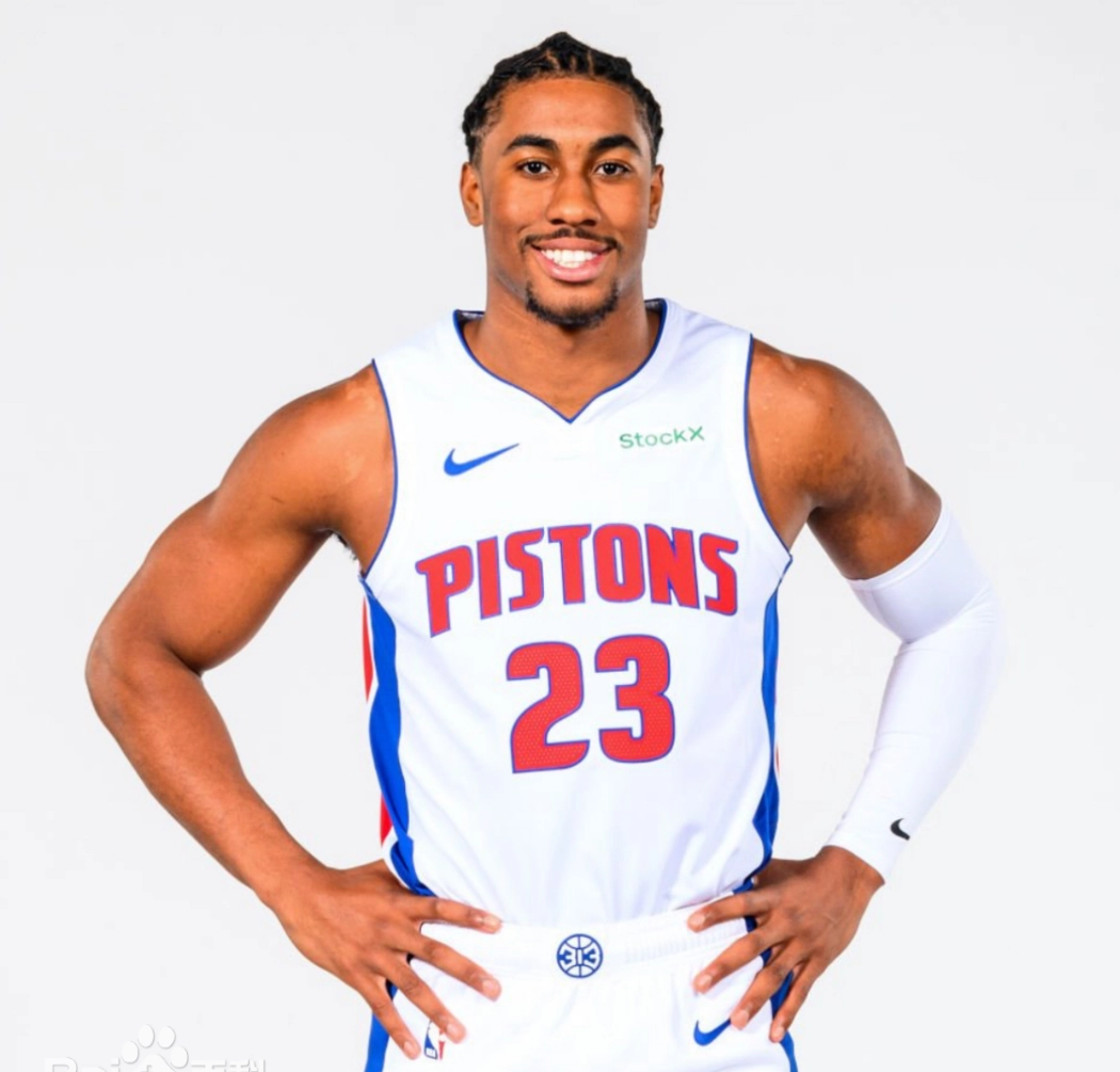 aoa体育视频-活塞球员投入全力备战，迎接挑战