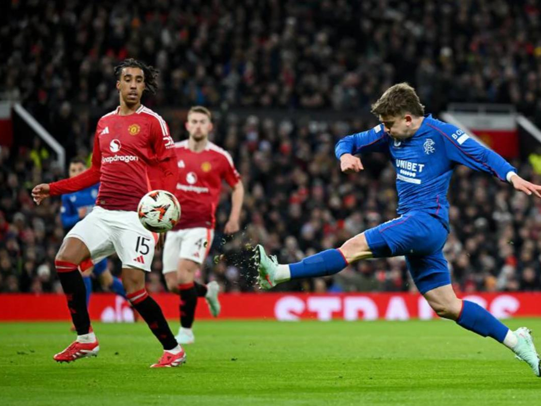 aoa体育教练-曼联不敌巴塞罗那，难以逆转