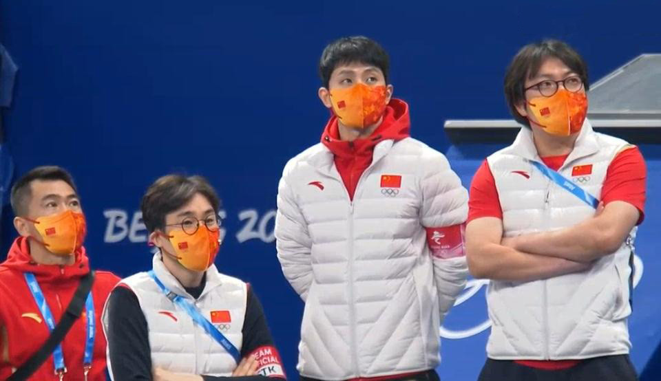 aoa体育馆-湖南鲨队惊险晋级，队员表现抢眼