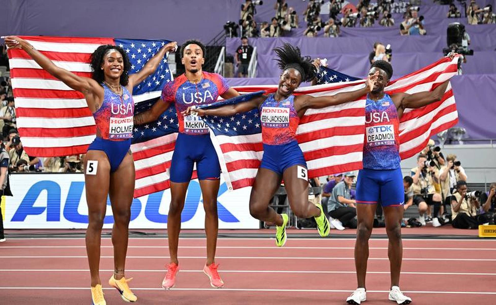 美国田径选手轻松夺冠，创造神奇战绩