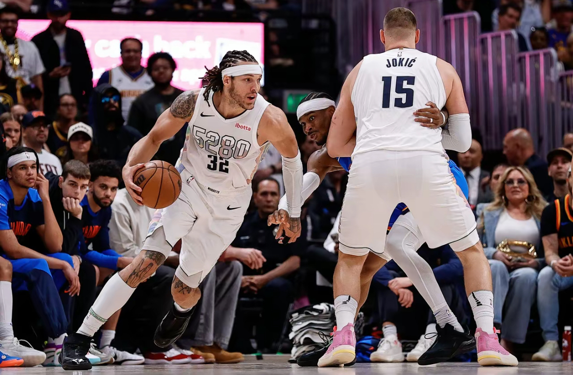 包含掘金队凭借团队合作获胜，锁定季后赛名额的词条